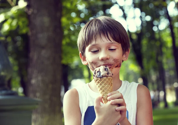 Menino comendo um sorvete — Fotografia de Stock