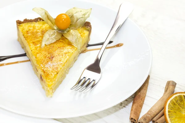 Pedazo de pastel de crema decorado — Foto de Stock