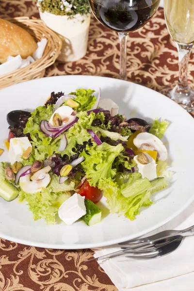 Грецький салат на білому фоні — стокове фото