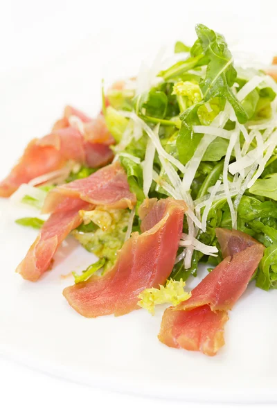 Salad of arugula and tuna vegetables — Stock Photo, Image