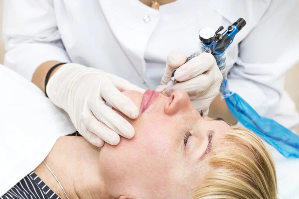 Lippentätowierung Und Korrektur Der Form Einer Frau Mittleren Alters Einem — Stockfoto