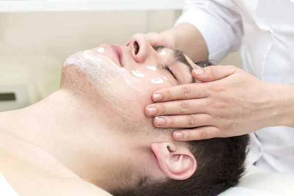 Homme dans la procédure cosmétique masque — Photo