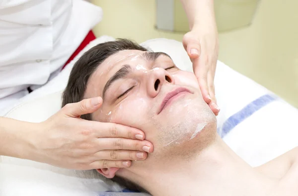 Hombre en el procedimiento cosmético máscara —  Fotos de Stock