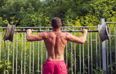 Spor için genç adam giriyor