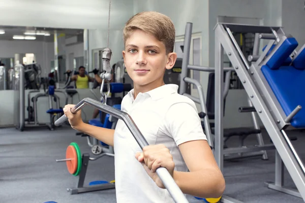 Nastolatek chłopak idzie do uprawiania sportów — Zdjęcie stockowe