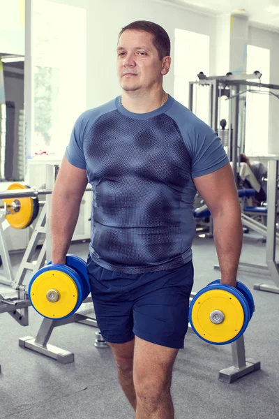一个体态健壮的成年男子正在体育馆里锻炼身体 — 图库照片