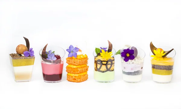 Mini canapés en copas de plástico decoradas — Foto de Stock