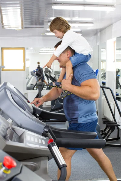 Padre e hijo hacen deporte — Foto de Stock