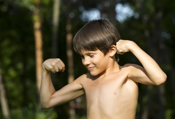 Ritratto di un ragazzo in natura — Foto Stock