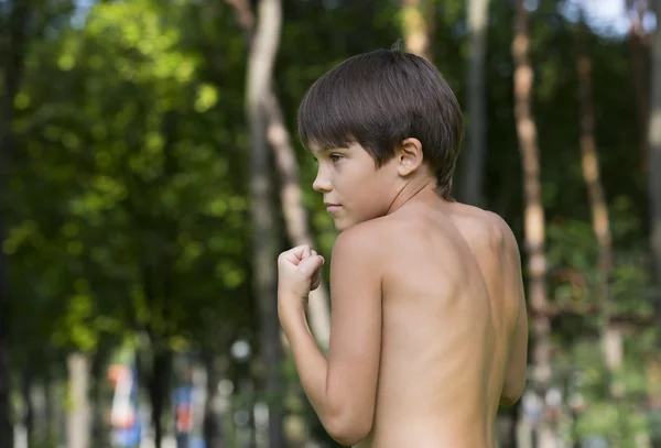 Retrato de um menino na natureza — Fotografia de Stock