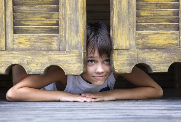 Garçon regarde par la porte — Photo