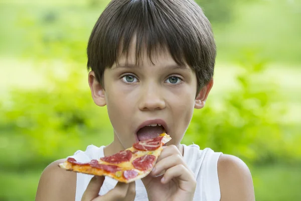 Chico comiendo pizza —  Fotos de Stock