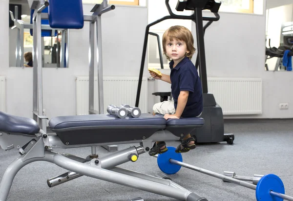 Mały chłopiec w siłowni — Zdjęcie stockowe
