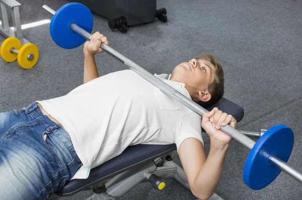 Garçon adolescent va dans pour le sport — Photo