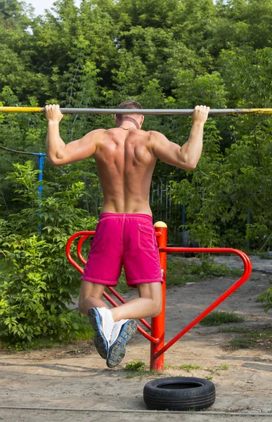 Portret van een jonge atletische man — Stockfoto