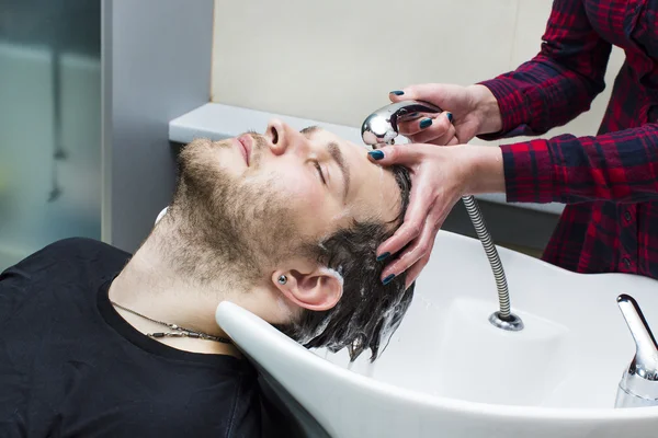Młody człowiek fryzjerka — Zdjęcie stockowe