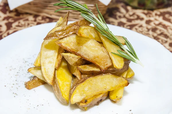 Batatas fritas em uma chapa — Fotografia de Stock