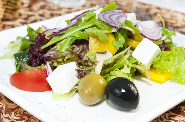 Beyaz arka planda Yunan salatası — Stok fotoğraf