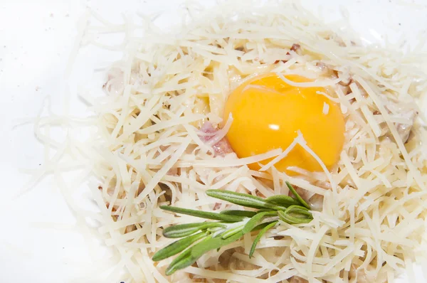 Spaghetti with cheese and egg — Stock Photo, Image