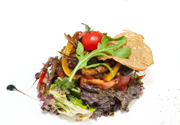 Теплий салат з овочами та м'ясом — стокове фото