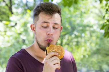 hamburger yiyen adam