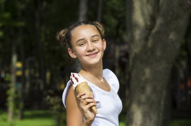 Dondurma yiyen kız.
