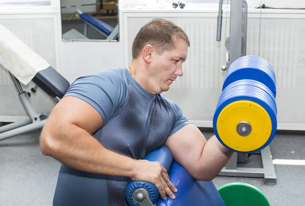 Ein Erwachsener Mann Von Athletischem Aussehen Betreibt Bodybuilding Der Turnhalle — Stockfoto