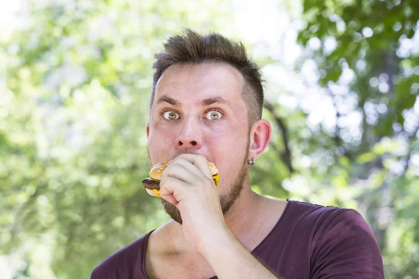 Man eating a hamburger — Stock Photo, Image