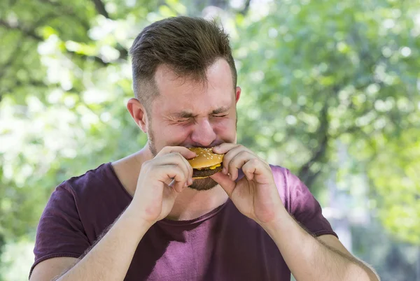 ハンバーガーを食べる人 — ストック写真