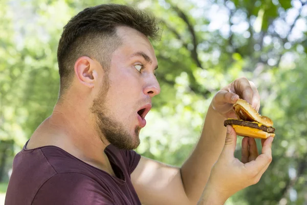 Man eating a hamburger — Stock Photo, Image