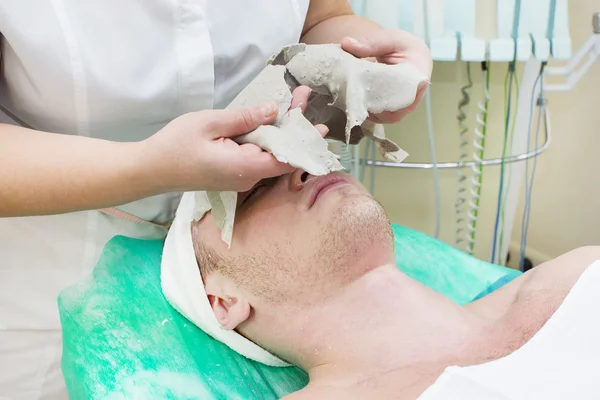 Mannen i masken kosmetisk förfarande — Stockfoto