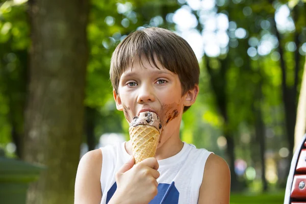 Kleine jongen die een ijsje eet — Stockfoto