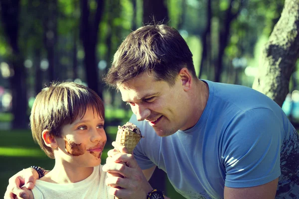 Boy and dad eating ice cream — Stock Photo, Image