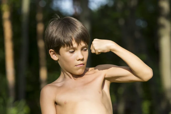 Ritratto di un ragazzo in natura — Foto Stock