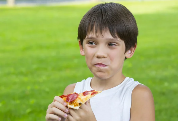 Ragazzo che mangia pizza — Foto Stock