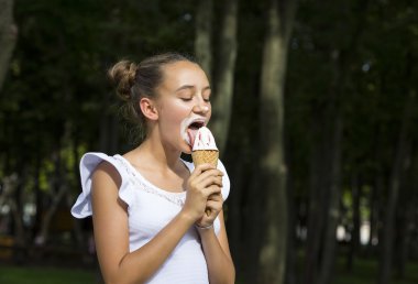 Dondurma yiyen kız. 