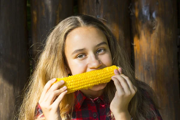 Menina comer milho doce — Fotografia de Stock