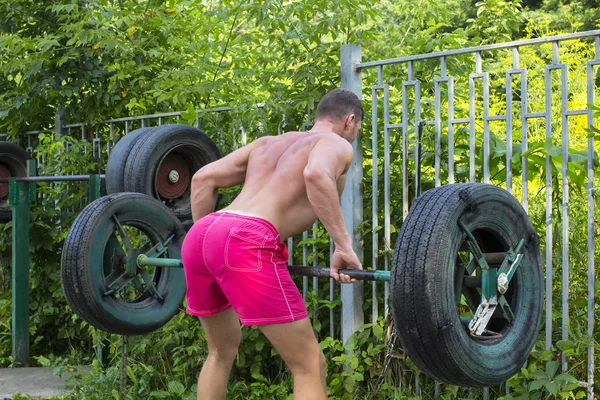 De jongeman gaat op voor sport — Stockfoto