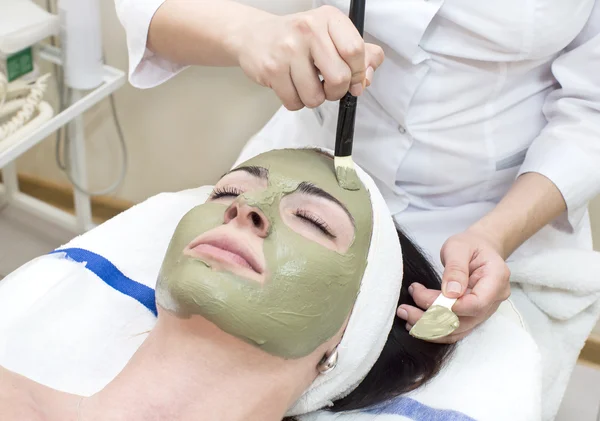 Процес масажу та догляду за обличчям — стокове фото