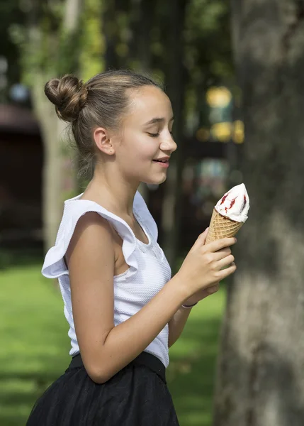 Ragazza mangiare gelato — Foto Stock