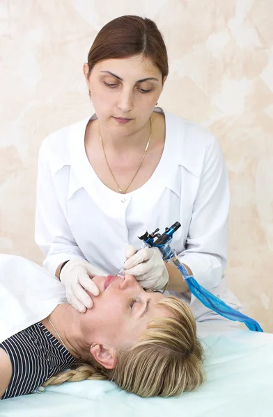 Lippentätowierung Frau in einer Schönheit — Stockfoto