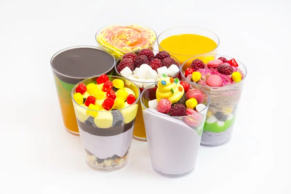 Sobremesa em copos de plástico — Fotografia de Stock