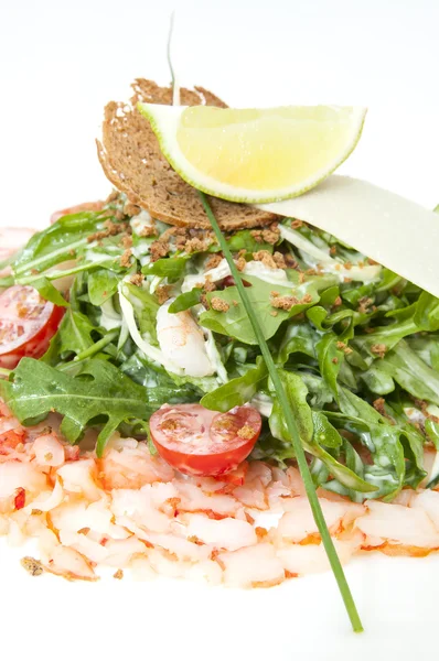 Sallad greener och räkor kött — Stockfoto