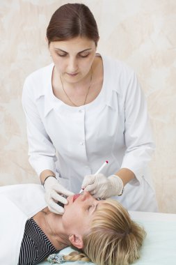 Dudak dövme işlemi