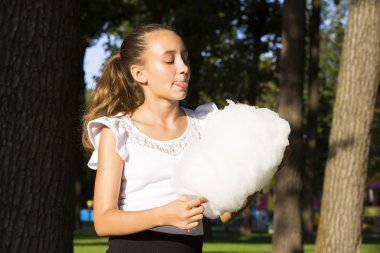 Pamuk helva yiyen kız