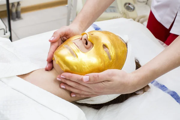 Procedimento Máscara Cosmética Feminina Rosto Chistak Salão Beleza — Fotografia de Stock