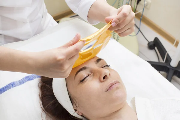 Procedure Vrouwelijke Cosmetische Masker Chistak Gezicht Een Schoonheidssalon — Stockfoto