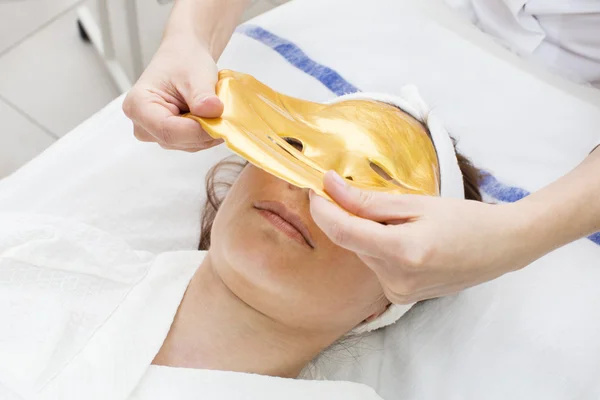 Procedure Vrouwelijke Cosmetische Masker Chistak Gezicht Een Schoonheidssalon — Stockfoto