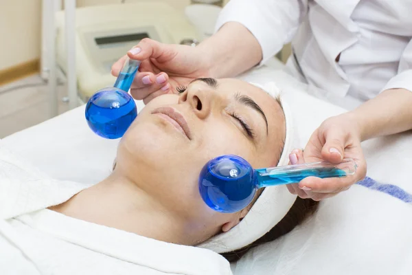 Procedimento Máscara Cosmética Feminina Rosto Chistak Salão Beleza — Fotografia de Stock