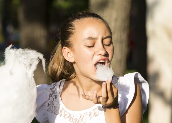 Menina Comendo Doces Algodão Doce Parque Verão — Fotografia de Stock